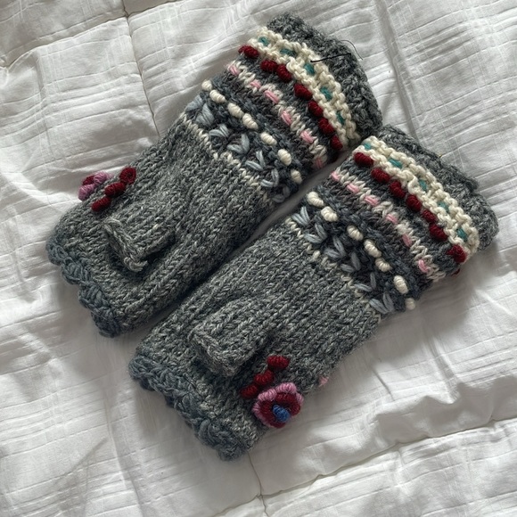 Fingerless Gloves with Embroidery - Picture 3 of 4